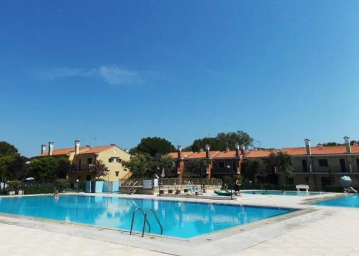 Cozy House With Garden And Pool In