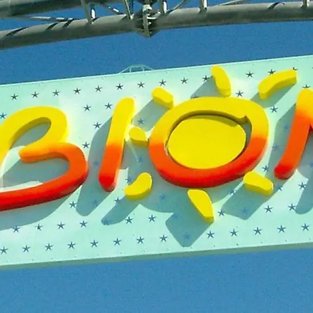 Апартаменти Cozy House With Garden And Pool In *